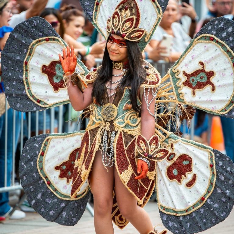 Traje de cacica en Festival Nacional Indigena de Jayuya