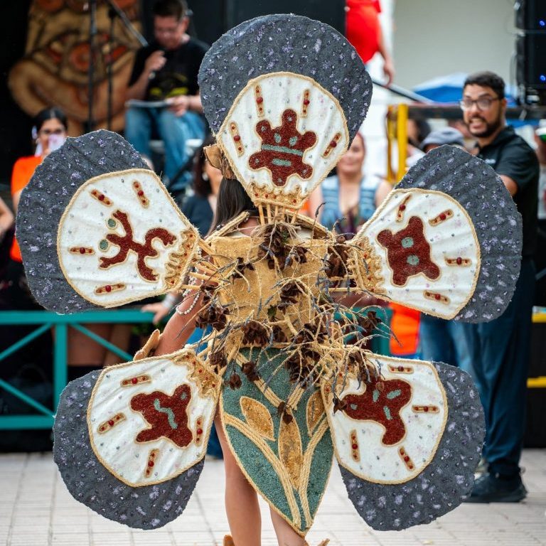 Traje en concurso de festival taino